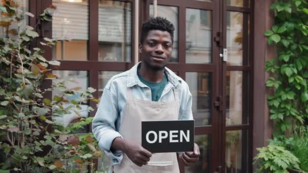 Повільний Середній Знімок Афроамериканського Офіціанта Стоїть Межами Кафе Тримає Відкриту — стокове відео