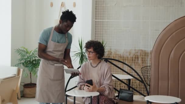 Mittlere Vollaufnahme Eines Afroamerikanischen Kellners Der Einer Kaukasierin Kommt Die — Stockvideo