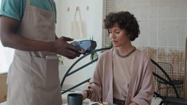 Afrikalı Amerikalı Garsonun Beyaz Bir Kadına Kredi Kartıyla Ödeme Yaptığı — Stok video