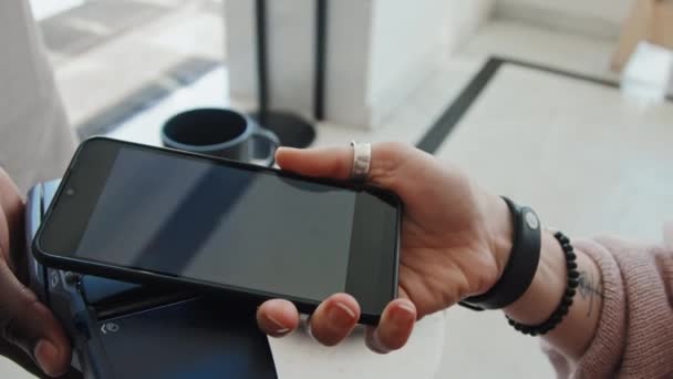 Εστίαση Στα Χέρια Αγνώριστη Γυναίκα Συγκινητικό Τερματικό Smartphone Κάνει Ασύρματη — Αρχείο Βίντεο