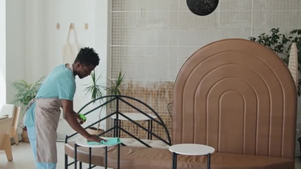 Полная Фотография Работника Афроамериканского Кафе Чистящего Столы Тряпкой Спреем Кафе — стоковое видео