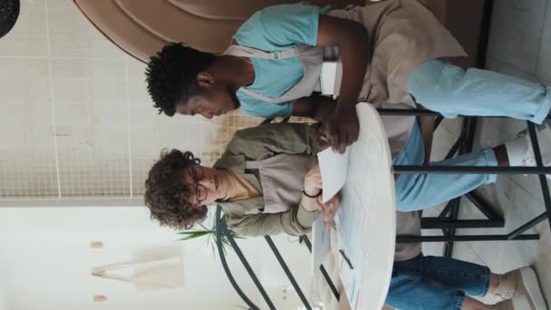 Colpo Verticale Colleghe Afroamericane Caucasiche Maschili Sedute Tavolo Del Caffè — Video Stock