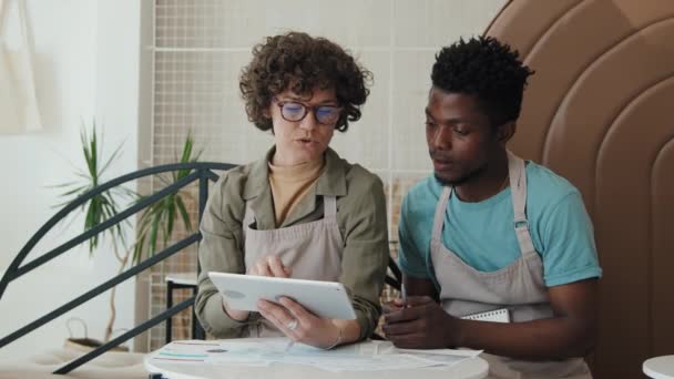 Střední Snímek Ženy Běloška Muž Afroameričtí Zaměstnanci Kavárny Sedí Stolu — Stock video