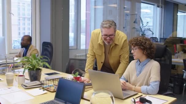 Arc Shot Van Mannelijke Office Manager Controleren Van Diverse Collega — Stockvideo