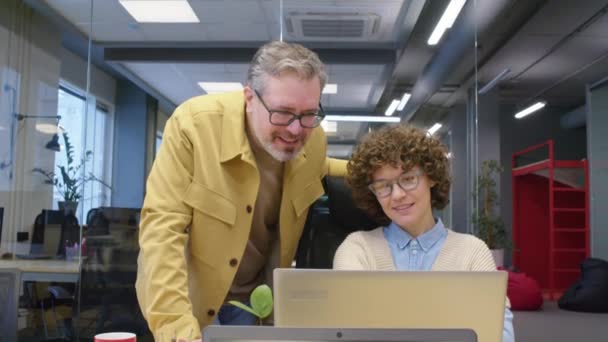 Laptop Ekranına Bakan Neşeli Meslektaşların Gündüz Vakti Açık Uzay Ofisinde — Stok video