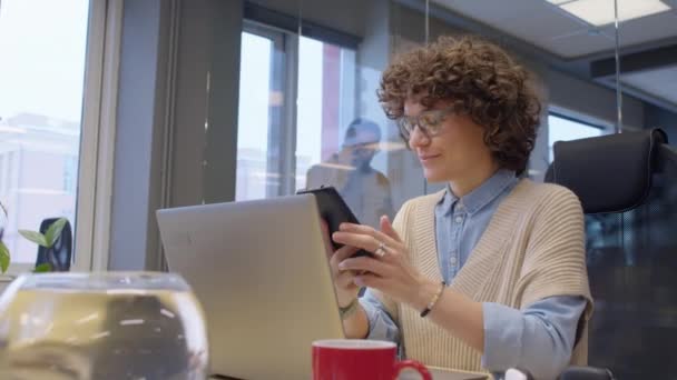 Düşük Açılı Beyaz Kadın Ofis Çalışanı Akıllı Telefona Bakıyor Gündüz — Stok video