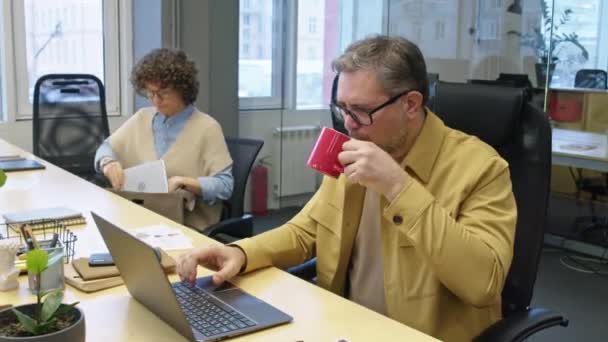 Фотография Белого Менеджера Сидящего Столом Работающего Ноутбуке Прощающегося Коллегой Днем — стоковое видео