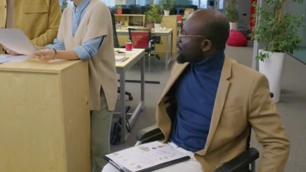Отслеживающий Снимок Афроамериканского Менеджера Мужчины Инвалидной Коляске Который Приходит Коллегам — стоковое видео