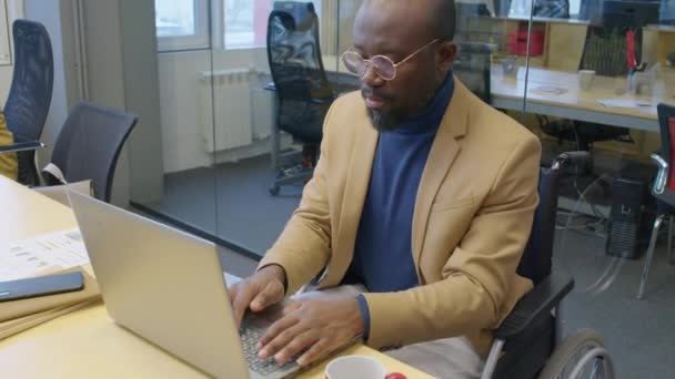 Mediana Toma Hombre Centrado Gerente Afroamericano Sentado Escritorio Oficina Escribiendo — Vídeo de stock
