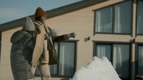Середній Повільний Знімок Двох Різноманітних Молодих Дівчат Зимових Куртках Вовняних — стокове відео