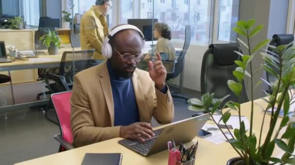 Obloukový Snímek Muže Afro Amerického Manažera Sedícího Stolem Otevřené Kanceláři — Stock video
