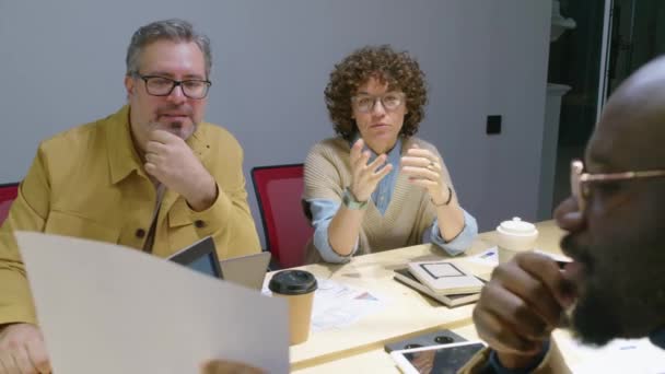 Acima Ombro Tiro Equipe Diversificada Trabalhadores Sentados Sala Reuniões Discutindo — Vídeo de Stock