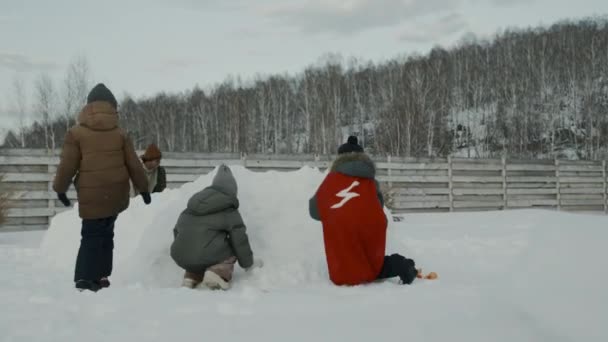 Πλήρης Οπίσθια Βολή Τριών Διαφορετικών Παιδιών Ζεστά Χειμωνιάτικα Ρούχα Ρίχνουν — Αρχείο Βίντεο