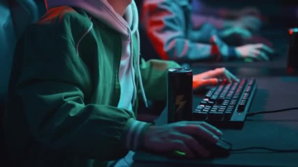 Средний Снимок Молодого Азиатского Парня Гарнитуре Сидящего Компьютером Киберклубе Играющего — стоковое видео