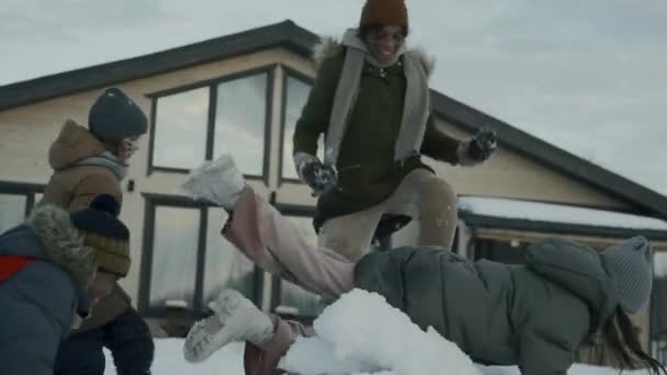 따뜻한 재킷과 모자와 옥외에서 그룹의 주위를 뒤뜰에 더미에 — 비디오