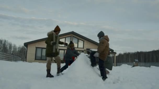 Pełne Ujęcie Czterech Młodych Chłopców Dziewcząt Zimowych Kurtkach Kapeluszach Bawiących — Wideo stockowe