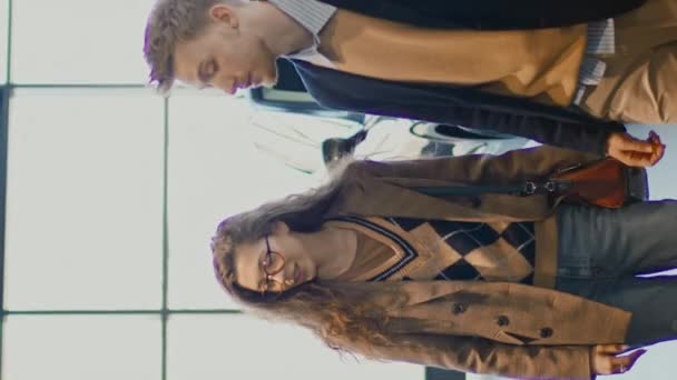 코카서스 남편과 아내의 자동차 대리점 주위를 디스플레이에 모델을보고 인테리어를보고 특징을 — 비디오
