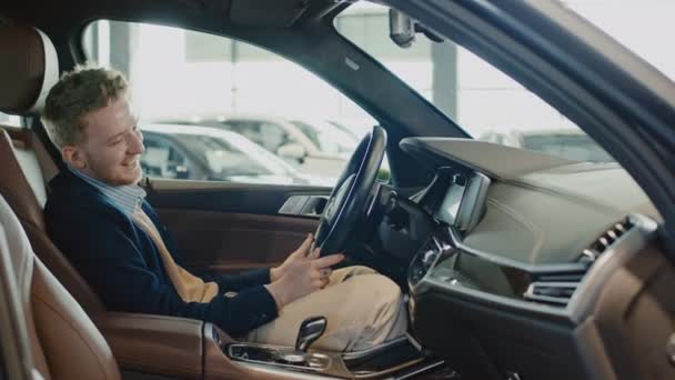 Средний Снимок Улыбающегося Молодого Кавказца Сидящего Водительском Кресле Нового Автомобиля — стоковое видео