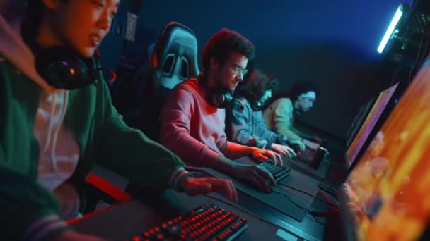 중국과 동료의 슬로우 사이버 클럽에서 비디오 게임을 행복하게 미소와 주먹을 — 비디오