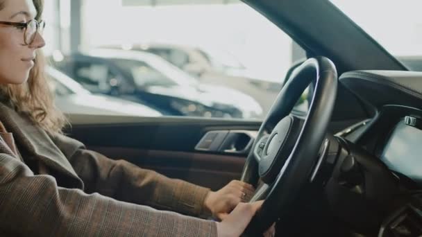 쇼룸에서 새로운 자동차의 운전석에 구매자의 클로즈업 스티어링 통풍구 패널을 — 비디오