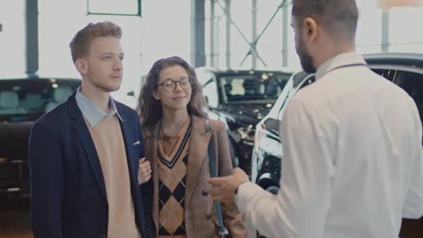 Orta Boy Beyaz Kadın Erkeğin Yeni Arabanın Yanında Durup Satış — Stok video