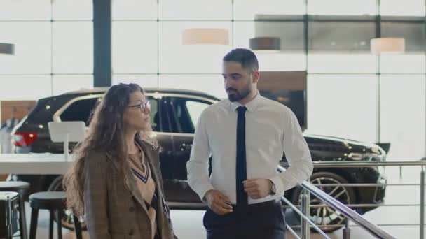 Média Sequência Tiro Jovem Representante Vendas Árabe Andando Torno Auto — Vídeo de Stock