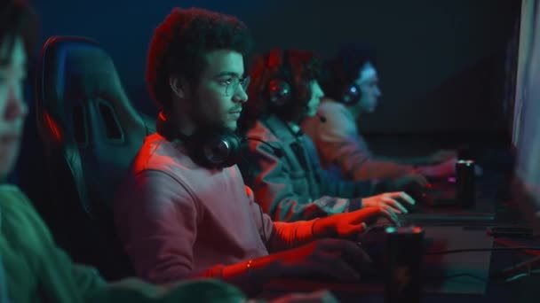 Retrato Médio Grupo Jovens Diversos Sentados Cyberclub Jogando Videogames Homem — Vídeo de Stock