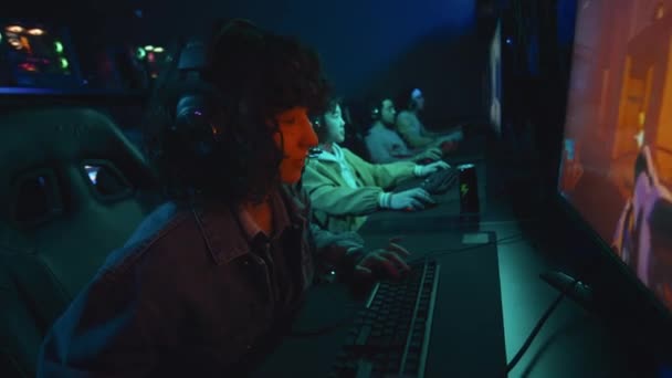머리를 아시아 소녀의 사이버 카페에서 비디오 게임을 헤드셋을 아래로 — 비디오