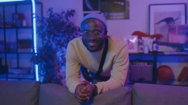 Medelhög Porträttbild Ung Afroamerikansk Man Mössa Glasögon Och Tröja Med — Stockvideo