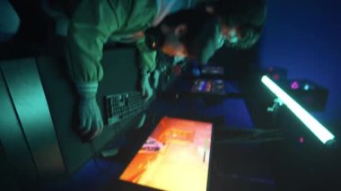 Siber kulüpte oturan, akıllı telefondan video kaydeden, Çinli erkek arkadaşının atış oyunu turnuvasında oynadığı, kazanan, çeşitli takım arkadaşlarının izlediği ve tezahürat yaptığı dikey selfie çekimi.
