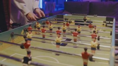 Evdeki öğrenci partisinde mavi ışıkta oynayan kimliği belirsiz genç kadın ve adamın yavaş çekimleri.