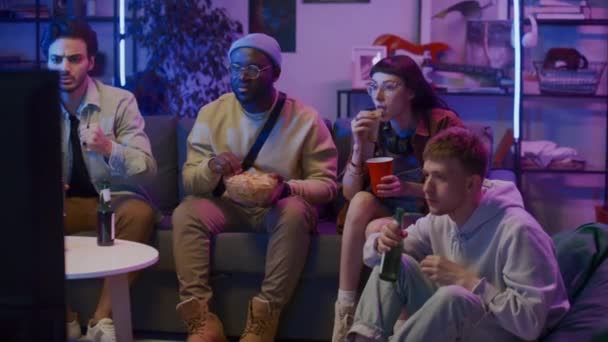 Medium Shot Young Caucasian Girl Three Diverse Guys Sitting Together — Stock Video