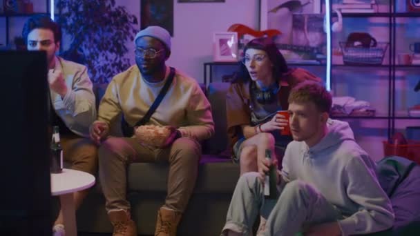 Filmagem Completa Uma Jovem Três Diversos Amigos Sexo Masculino Sentados — Vídeo de Stock