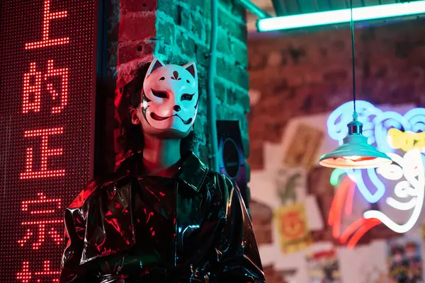 Tilki Karakteri Tuğla Duvarın Köşesinde Duruyor Hiyeroglifin Anlamı Siber Punk — Stok fotoğraf