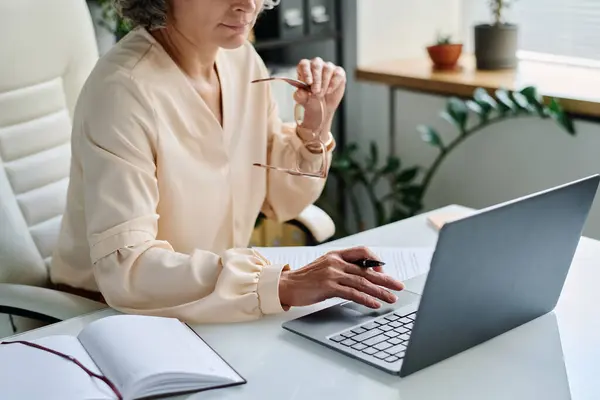 Tangan Dengan Pena Analis Wanita Dewasa Melalui Keyboard Laptop Selama — Stok Foto