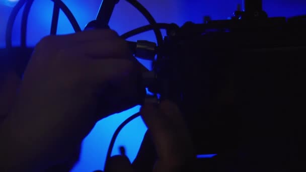Close Tiro Mãos Videógrafo Masculino Preparando Câmera Equipamento Para Tiro — Vídeo de Stock