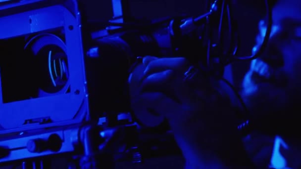 Close Tiro Rosto Mão Videógrafo Masculino Segurando Câmera Profissional Montagem — Vídeo de Stock
