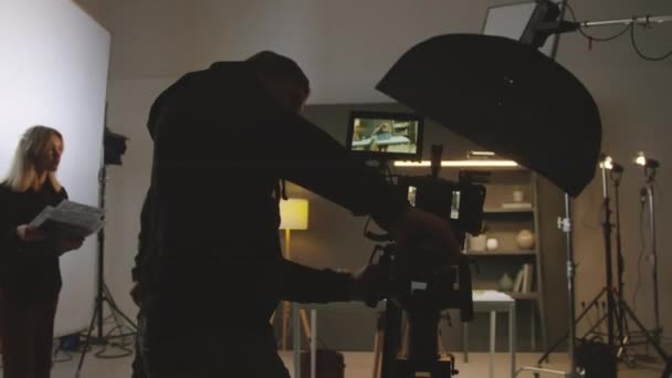 Grabación Media Del Equipo Producción Preparándose Para Filmación Comercial Estudio — Vídeos de Stock