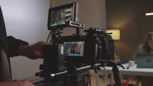 Κοντινό Πλάνο Των Χεριών Του Κάμεραμαν Προετοιμασία Εξοπλισμού Για Γυρίσματα — Αρχείο Βίντεο