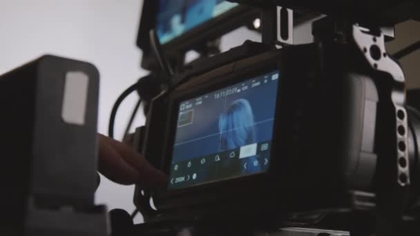 无法辨认的男性制作团队技术人员在拍摄前安装摄像机 用触摸屏调整色彩平衡和光线的特写镜头 — 图库视频影像