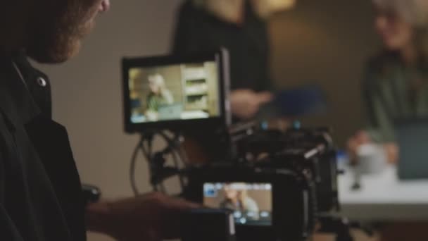 Sahne Arkasında Erkek Kameranın Tripoddaki Ayarlarını Ayarlarken Stüdyoda Çekim Yapmaya — Stok video