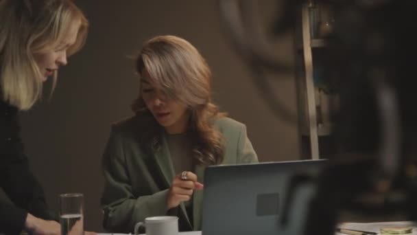 Середній Знімок Режисера Жіночої Студії Сидить Столом Працює Ноутбуці Збуджений — стокове відео