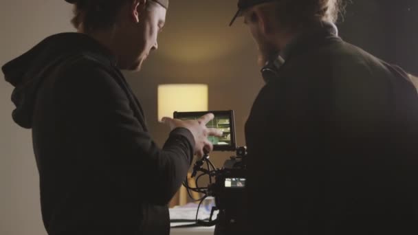 Stüdyoda Profesyonel Video Kameranın Önünde Duran Çekim Tekniklerini Tartışan Iki — Stok video