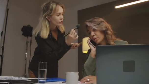 Genç Makyaj Sanatçısının Masamda Oturan Cep Telefonuyla Konuşan Stüdyoda Görüşmeye — Stok video