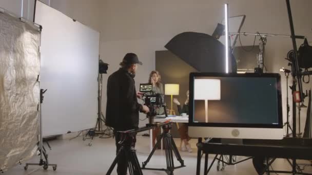 Full Bild Produktionspersonal Som Förbereder Sig För Videoinspelning Studio Operatör — Stockvideo