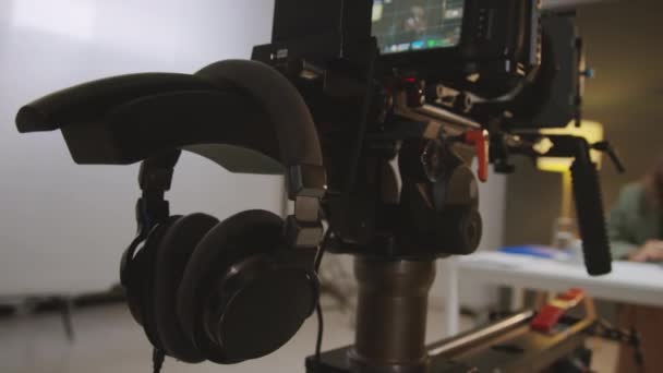 Крупный План Селективного Фокусирования Профессиональной Видеокамеры Слайдере Штативе Студии Время — стоковое видео