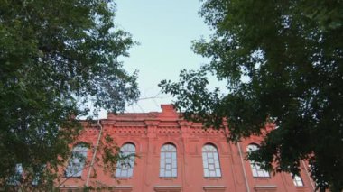 Yazın, ahşap pencere çerçeveleri ve kapısı olan eski üç katlı binaya kimse ateş etmesin.