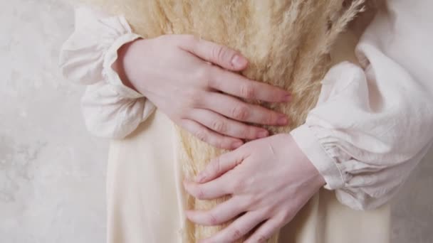 Przechyl Się Zbliżenie Studio Portret Młody Albinos Kobieta Białej Sukience — Wideo stockowe