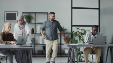 Bir grup kibirli ofis çalışanı, erkek meslektaşlarını kasten selamlarken görmezden geliyorlar.