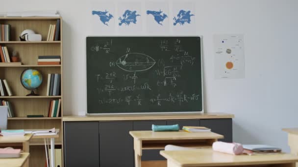 People Panning Shot Modern Classroom Equipped Desks Chalkboard Bookcase Posters — Stock video